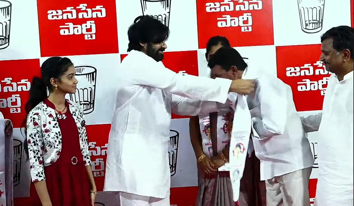MadhusudhanJSP's tweet photo. @JanaSenaParty అధ్యక్షులు శ్రీ పవన్ కళ్యాణ్ గారి సమక్షంలో ధర్మవరం మున్సిపాలిటీకి చెందిన వైఎస్ఆర్సిపి పార్టీ కౌన్సిలర్లు,మాజీ కౌన్సిలర్లు,వార్డు ఇన్చార్జులు జనసేన పార్ట��లోకి చేరారు. వీరందరికీ శ్రీ పవన్ కళ్యాణ్ గారు పార్టీ కండువా కప్పి పార్టీలోకి సాదరంగా ఆహ్వానించడం ఆనందకరం. https://t.co/5V9jgYE4BI