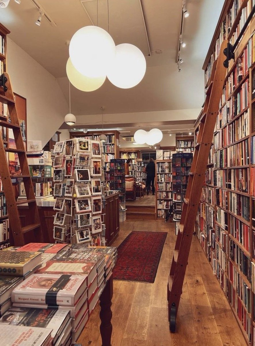 There's no better place to enjoy your afternoon than Topping &amp; Company Booksellers of St Andrews 🐛📚

Topping &amp; Company Booksellers is warm and welcoming with floor to ceiling shelves.
