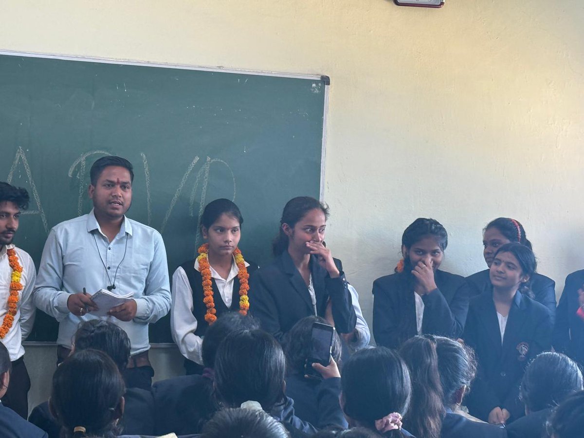 आज अभाविप मेकलसुता महाविद्यालय डिंडोरी की कार्यकारिणी की घोषणा की गई, सभी नवीन दायित्यवान कार्यकर्ताओं को हार्दिक शुभकामनाएं।।
#ABVP_MK_DINDORI

<a href="/ABVPMK/">ABVP Mahakoshal M.P.</a> <a href="/ChetasSukhadia/">Chetas Sukhadia</a>