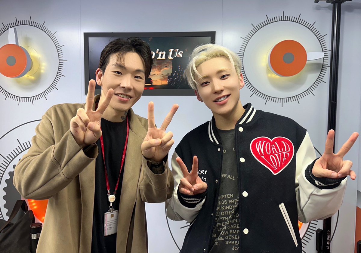 rnus_arirang's tweet photo. #RNUS
[meet you UP🍀]

누구나 주머니에 
불고기버거🍔 하나쯤은 갖고 다니잖아요🤭

엉뚱매력 폭발했던 문종업님과 함께한 
오늘의 meet you UP! 
앉아서만 즐기기 너무 어려웠죠😆 

섹시 큐티 스마트 러블리까지 
다양한 모습을 보여주고 간 메타몽님!🥰
콘서트는 또 얼마나 재밌을지! 많기부💖 https://t.co/bF6JNBH382