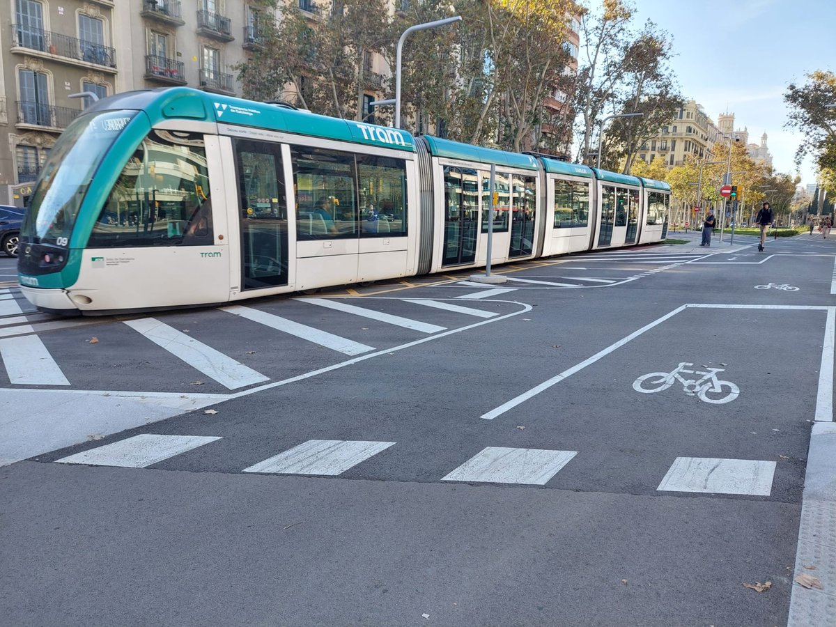 xbarberam's tweet photo. Per fi el tramvia arriba al meu barri! Han allargat per la #Diagonal el #TramBesòs fins a #Verdaguer. Han estat anys d'obres, incomoditats i de disfuncions en la mobilitat. Però ja està! Ara estem directament i ben connectats amb #Glòries #DiagonalMar #Fòrum #SantAdrià #Badalona https://t.co/9DValPLnLv