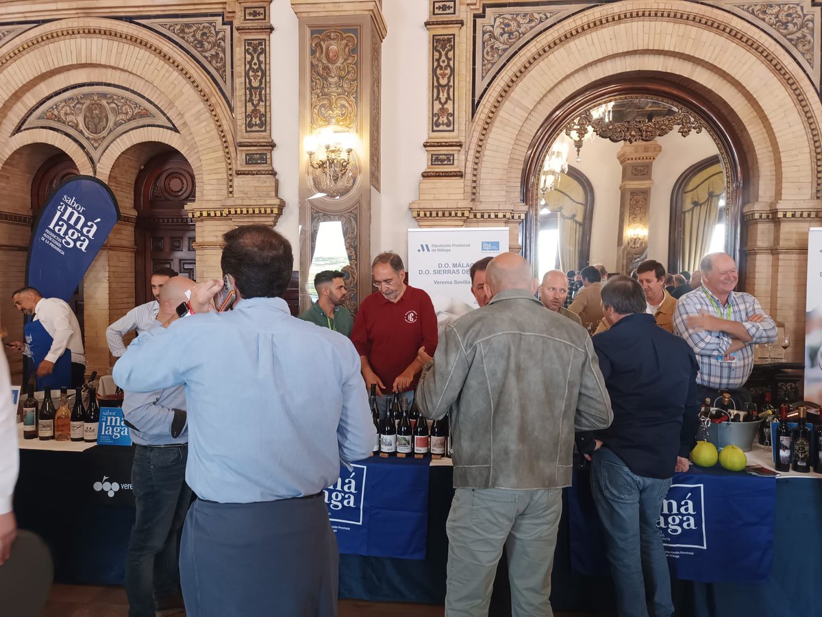Notable presencia de <a href="/SaboraMalaga/">Sabor a Málaga</a> en la Experiencia Verema Sevilla con hasta ocho bodegas promocionando sus vinos: Dimobe, Los Frutales, Bentomiz, Fabio Coullet, Cortijo La Fuente, Huerto de la Condesa, Victoria Ordoñez y Badman Wines-Tres Raíces 🍷🍇