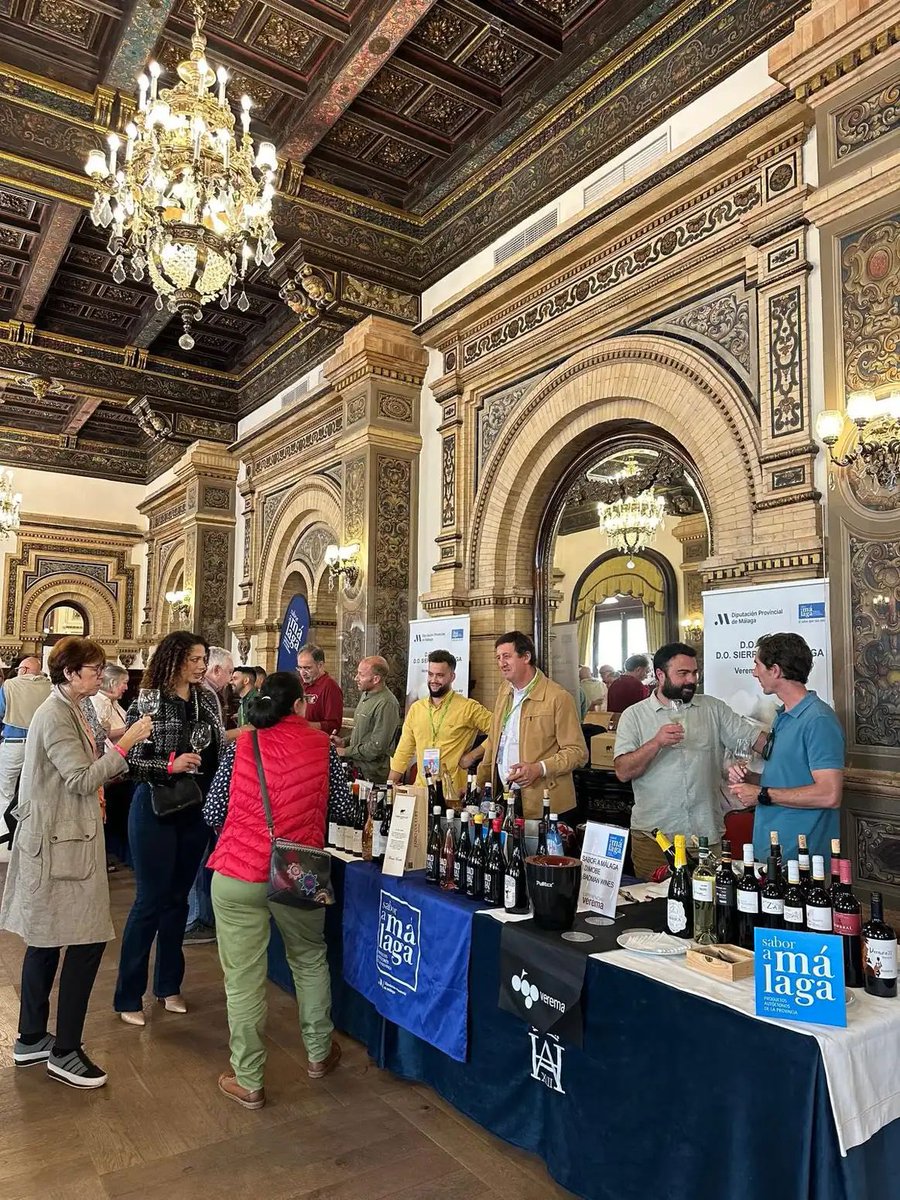 Verema's tweet photo. Notable presencia de @SaboraMalaga en la Experiencia Verema Sevilla con hasta ocho bodegas promocionando sus vinos: Dimobe, Los Frutales, Bentomiz, Fabio Coullet, Cortijo La Fuente, Huerto de la Condesa, Victoria Ordoñez y Badman Wines-Tres Raíces 🍷🍇 https://t.co/5KYWrAtbDV
