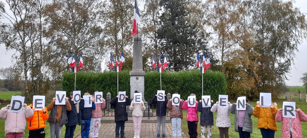 Les CE1 de l'école de Dommary-baroncourt se sont rendus au monument aux morts afin d'être sensibilisés à  la journée  de commémoration du 11 novembre.
