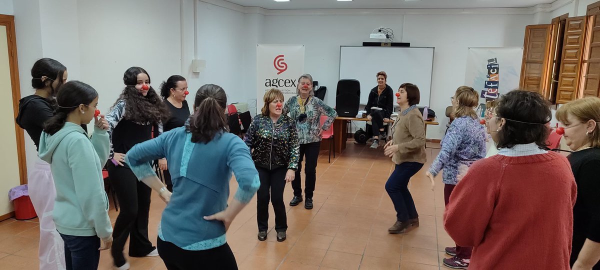 AgcexOrg's tweet photo. 🎯 #ArteFácil
¡Risas, risas y más risas ayer en el Taller de circo #Clownfusion con la Inesperada en #LosardelaVera!
✅ Las chicas sacaron su lado más payaso y el público disfrutó muchísimo su exhibición. Más de 120 asistentes 👀‼️ https://t.co/qdPrLavGZR