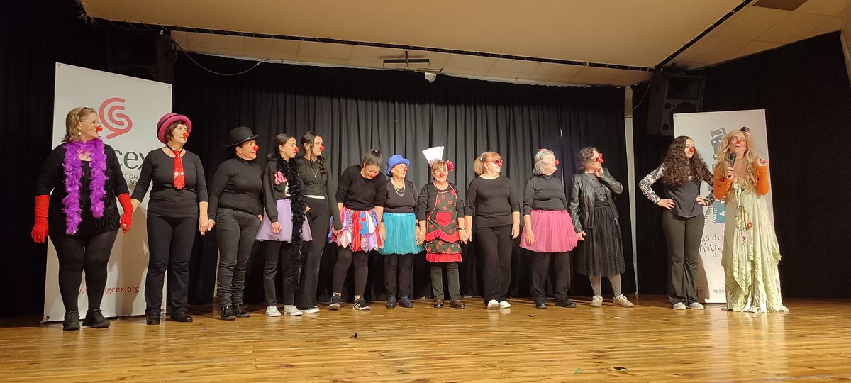 AgcexOrg's tweet photo. 🎯 #ArteFácil
¡Risas, risas y más risas ayer en el Taller de circo #Clownfusion con la Inesperada en #LosardelaVera!
✅ Las chicas sacaron su lado más payaso y el público disfrutó muchísimo su exhibición. Más de 120 asistentes 👀‼️ https://t.co/qdPrLavGZR
