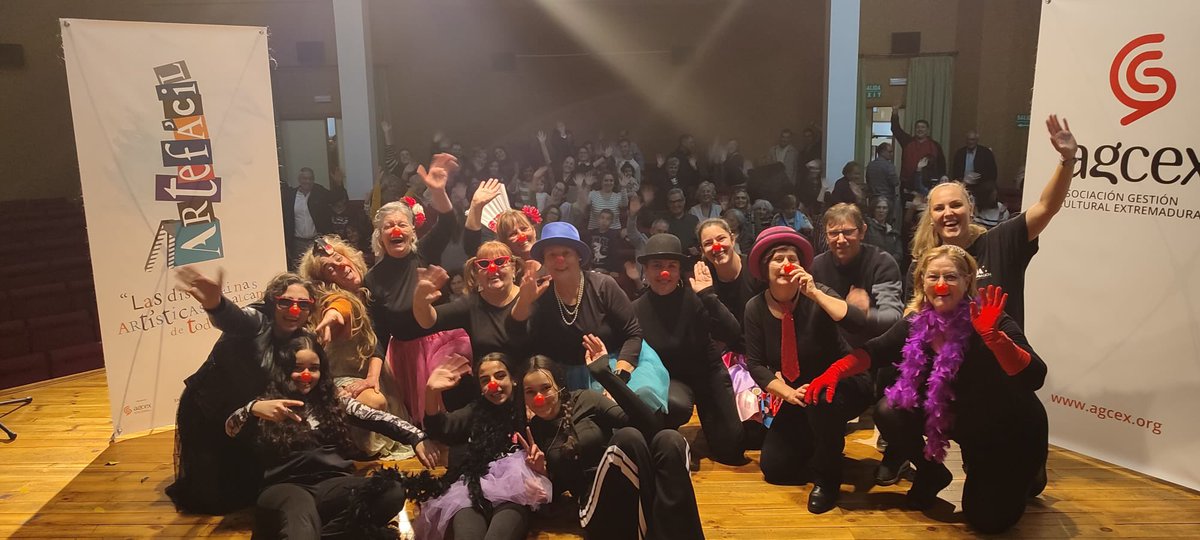 AgcexOrg's tweet photo. 🎯 #ArteFácil
¡Risas, risas y más risas ayer en el Taller de circo #Clownfusion con la Inesperada en #LosardelaVera!
✅ Las chicas sacaron su lado más payaso y el público disfrutó muchísimo su exhibición. Más de 120 asistentes 👀‼️ https://t.co/qdPrLavGZR