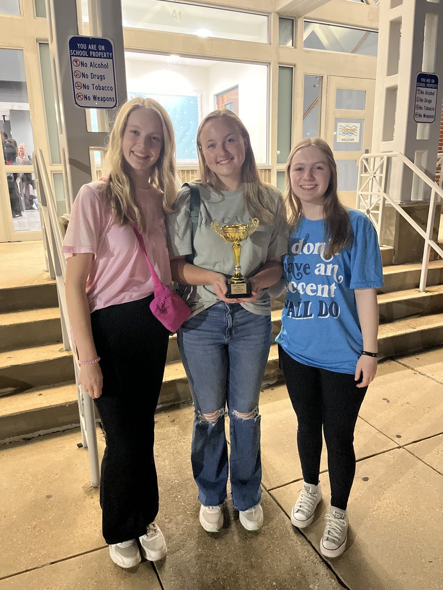 garvin_trinity's tweet photo. So much fun at Riverland Choral Festival! We performed beautifully, got superior ratings, and I got to play the djembe for a couple of songs. Love my NCS choir💙!  I also got to see one of my favorite directors, Dr. Cathlina from the University of Memphis.  @layyy_seee https://t.co/bMrurljzLD