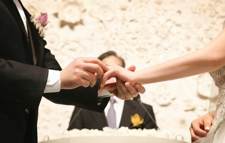 kimwoobbin's tweet photo. @choivminho @hhyojjoo @kkwonsein @Jnggyuri @EO_CASTLE Ia mengambil cincinnya, sambil tersenyum bahagia memasangkan cincin ke jari manis istrinya yg indah. Ia mencium punggung tangan istrinya sambil mengelus lembut tangan istrinya. 

#NuShaSatuTuju https://t.co/sm5fG5Fs6y