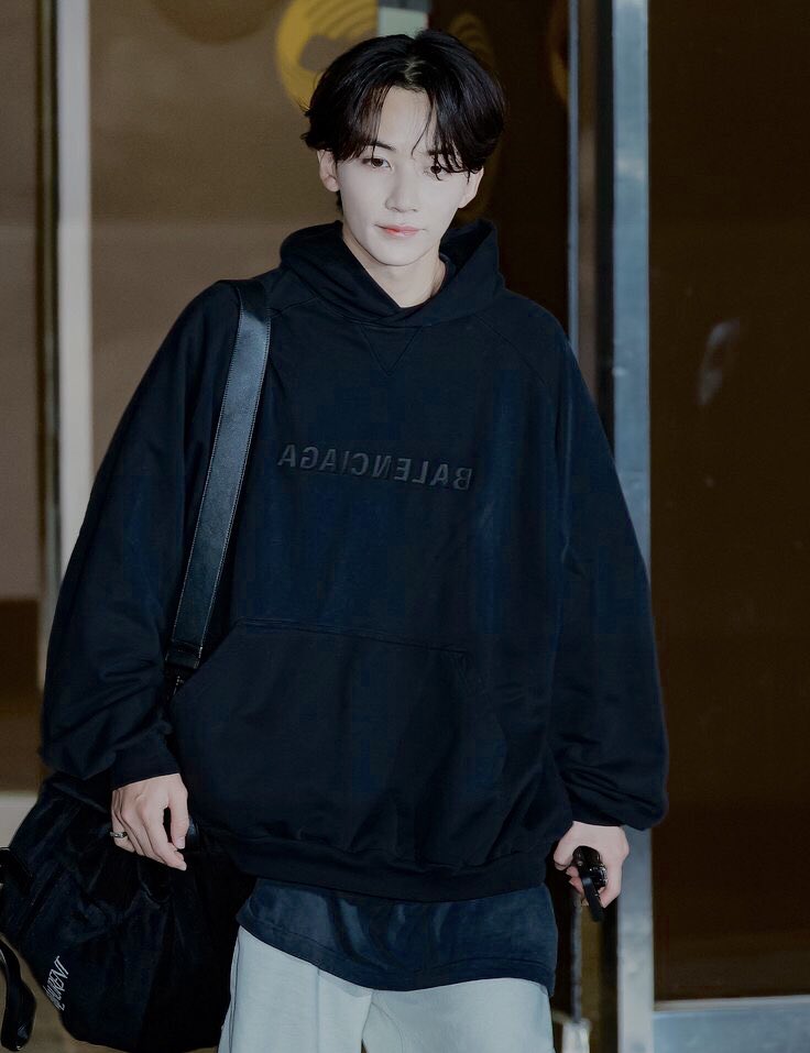 hshiverse's tweet photo. 🎱 94

THE yoon jeonghan carrying her bag: https://t.co/69gSEPAvkO