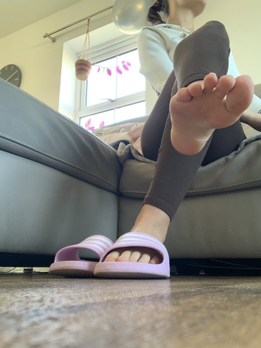 OnlyMegsxx's tweet photo. teasing you😝
#soles #feetworshi̇p https://t.co/dMZ5z7SB0H