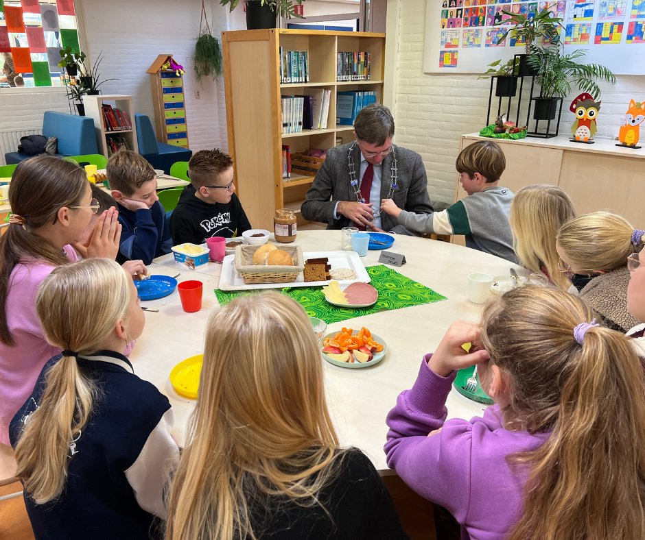 Vanmorgen bezocht burgemeester Leo Pieter Stoel OBS de Schakel in Hollum. Tijdens een gezamenlijk ontbijt stelden de leerlingen van de bovenbouw vragen aan de burgemeester, van "Wat doet een burgemeester?" tot "Waarom die ketting?".
Een waardevolle en leerzame ochtend.🙌