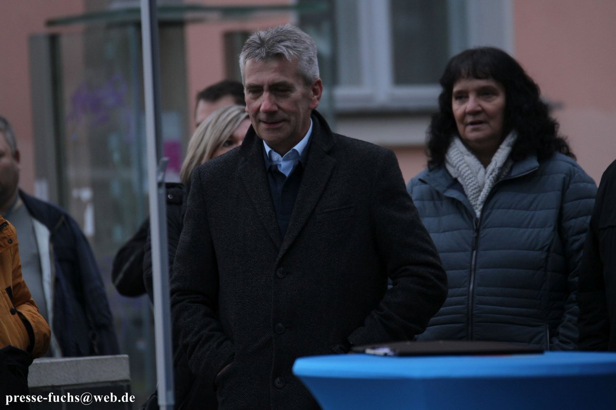 Pressefuchs_Brb's tweet photo. 1/2 Am Samstag, dem 9. November, rief die #AfD/#noAfD in #Zehdenick zu einer Kundgebung wegen einer geplanten Flüchtlingsunterkunft im Ort #Mildenberg auf. Dem Aufruf folgten etwa 70 Personen, darunter AfD-Bürgermeisterkandidat René Stadtkewitz.
18 Fotos: https://t.co/5rIE8RyKVU https://t.co/bEOM6SG4XE