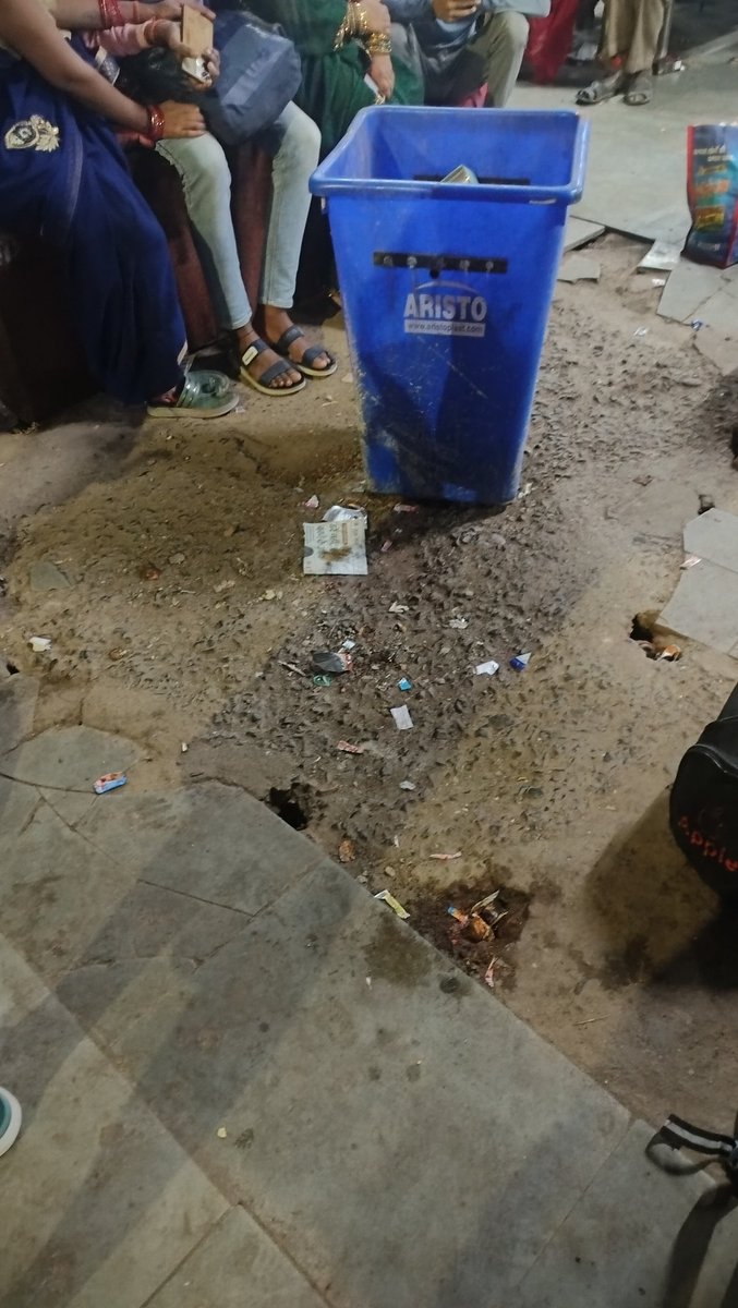 kumarparth5's tweet image. This is the situation at ara, bihar railway station @indianrailway__ @IndianRailMedia @RailMinIndia