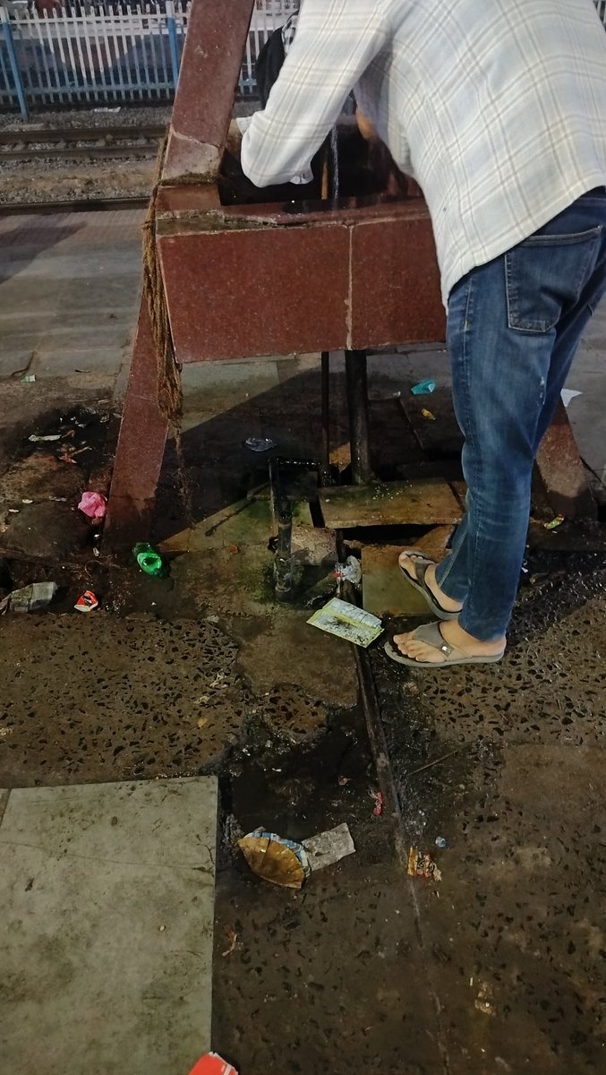 kumarparth5's tweet image. This is the situation at ara, bihar railway station @indianrailway__ @IndianRailMedia @RailMinIndia