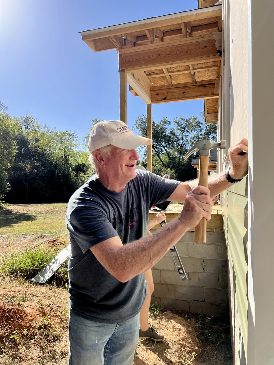 Stafford_Prop's tweet photo. Our team members recently gathered in Macon, GA to volunteer with Macon Area Habitat for Humanity. Working together and with guidance from the pros, we installed siding on three different neighboring homes. #ourpeoplemakeusgreat https://t.co/hgYw8fdcfp