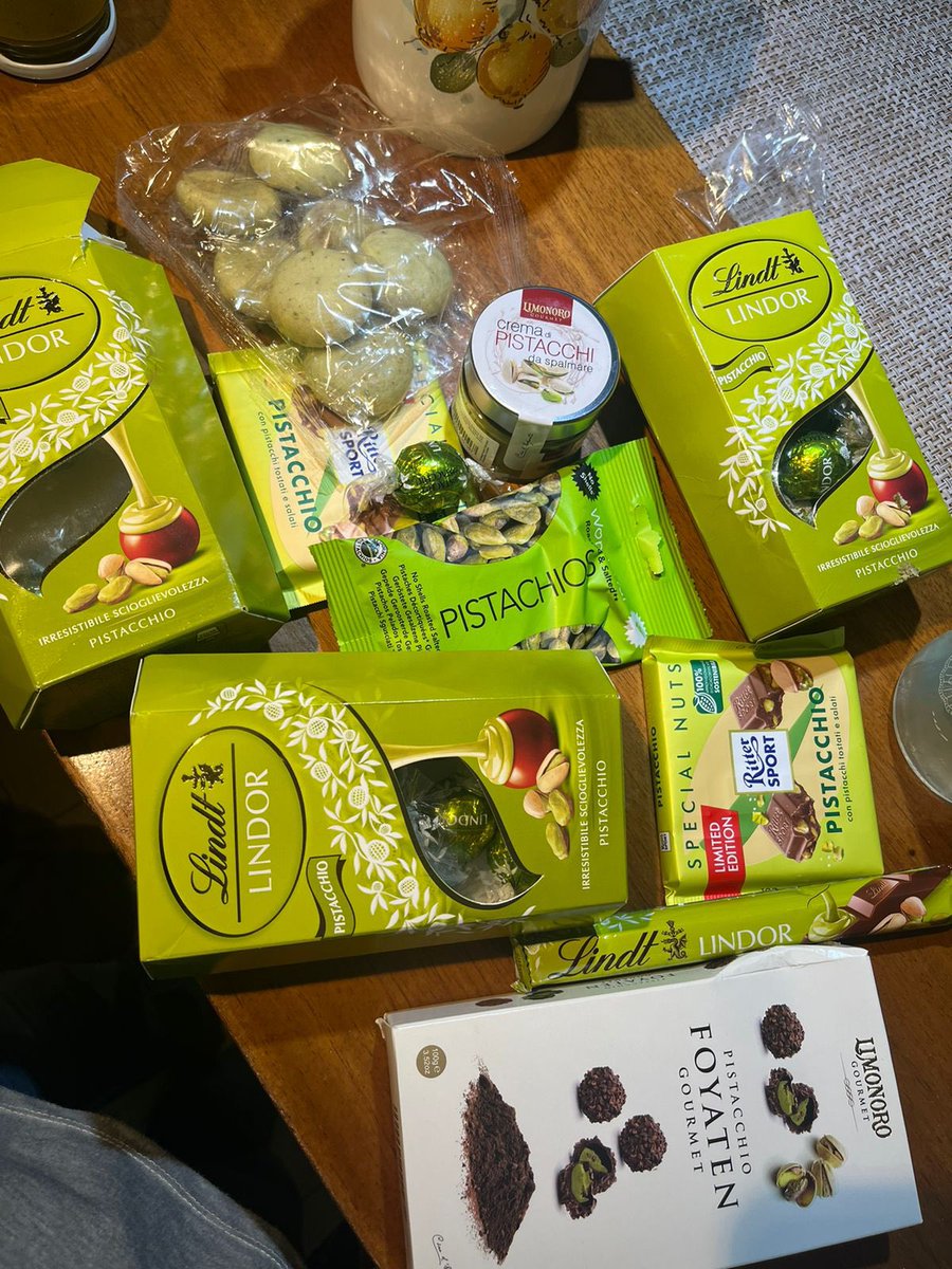 la consigna fue: trae todo lo que tenga pistacho. cumplió