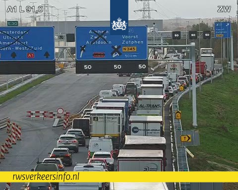 Gekanteld voertuig bij knooppunt Beekbergen