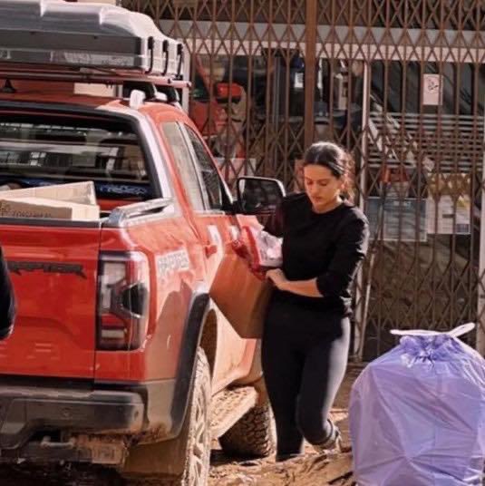 ChiapasInform's tweet photo. #Internacional
⚠️CONTINUAN LOS APOYOS EN ESPAÑA⚠️

Rosalía se ha unido a los voluntarios que ofrecen su ayuda a los damnificados por una depresión aislada que ha causado severas inundaciones en Valencia, España. https://t.co/kp6uGvYe41