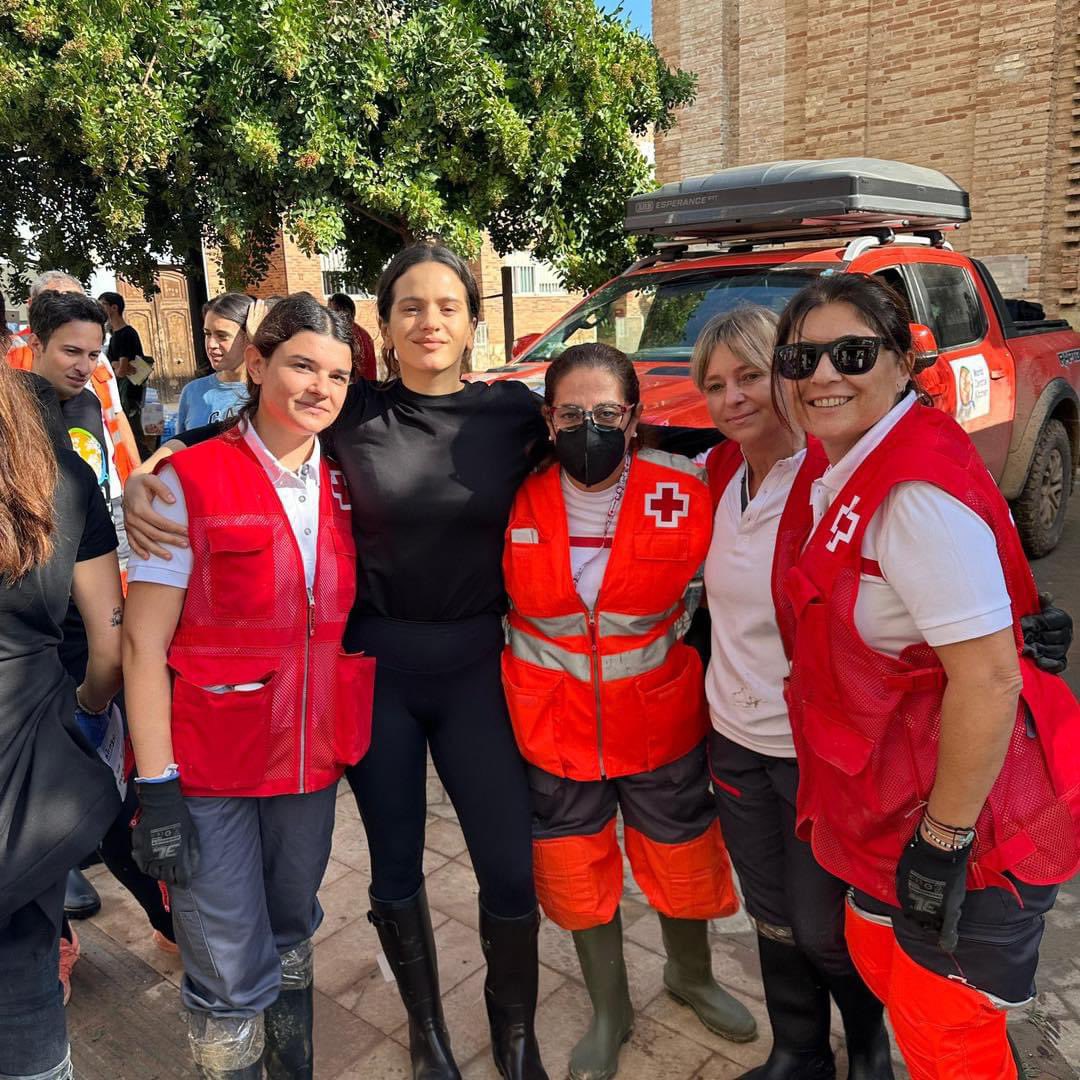 ChiapasInform's tweet photo. #Internacional
⚠️CONTINUAN LOS APOYOS EN ESPAÑA⚠️

Rosalía se ha unido a los voluntarios que ofrecen su ayuda a los damnificados por una depresión aislada que ha causado severas inundaciones en Valencia, España. https://t.co/kp6uGvYe41