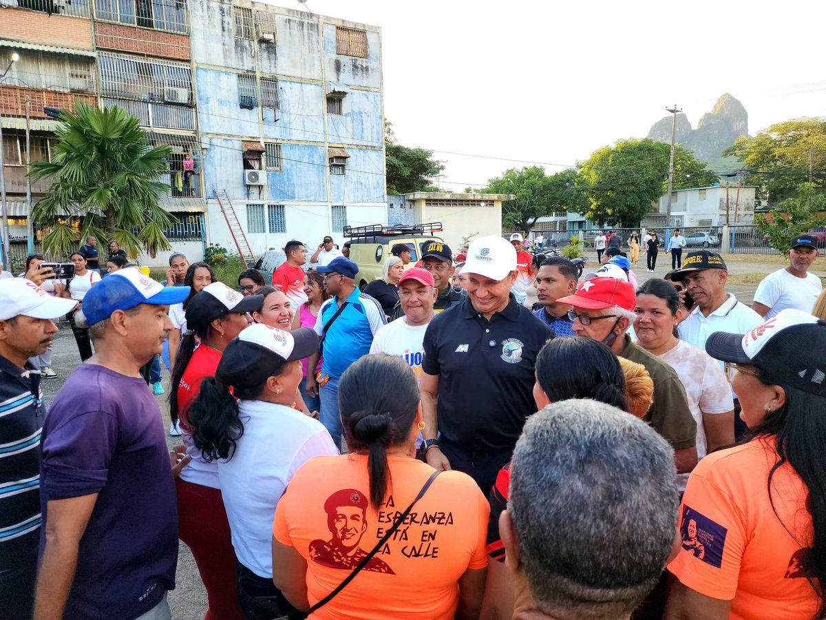 En una asamblea popular con la comunidad del sector Banco Obrero, específicamente en el conjunto residencial Rómulo Gallegos, escuchamos y trajimos buenas nuevas a esta comunidad con el anuncio de los trabajos de rehabilitación los bloques donde viven más de 140 familias.