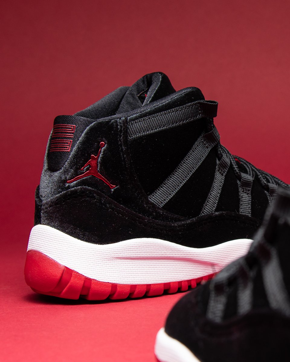 foot locker jordan 11 bred