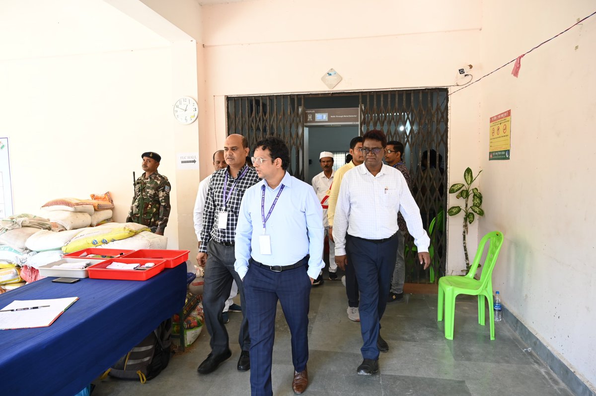विधानसभा निर्वाचन 2024 के लिए ईवीएम-वीवीपैट मशीनों के कमीशनिंग कार्य का निरीक्षण किया। सभी पदाधिकारियों को आयोग के दिशा-निर्देशों के अनुरूप व गोपनीयता बनाए रखते हुए कमीशनिंग और सीलिंग कार्य को पूरा करने के निर्देश दिए। #Election2024 <a href="/ceojharkhand/">Chief Electoral Officer, Jharkhand</a> <a href="/ECISVEEP/">Election Commission of India</a>