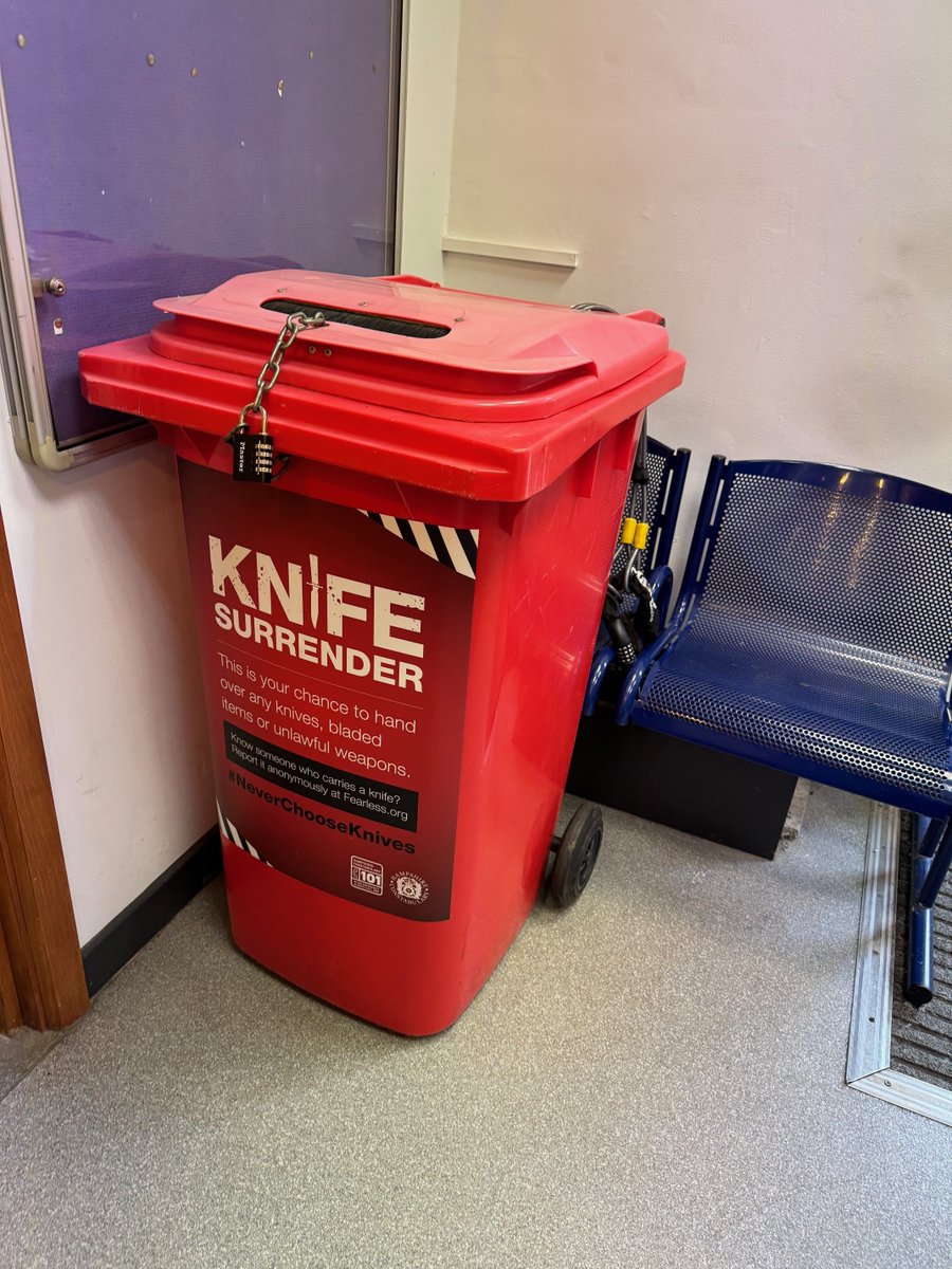 A knife surrender bin is available at Andover Police Station this week as part of our efforts to tackle knife crime under Op Sceptre. It will be available to the public between 8am-4pm, but closed between 12pm-1pm. 

More here: orlo.uk/dmAp4 #Sceptre #NeverChooseKnives