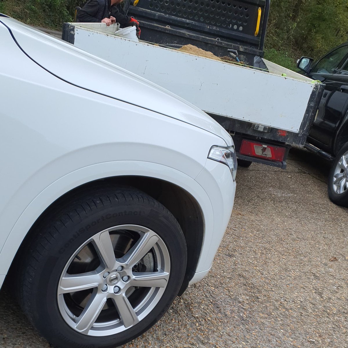 This tipper was stopped by #VanguardRST &amp; @SussexSRP Casualty Reduction Officers after shedding part of its loose sand load across the their unmarked car. Upon being stopped, a number of defects found, including insufficient tread &amp; a positive #DrugWipe. Driver arrested. #Fatal5