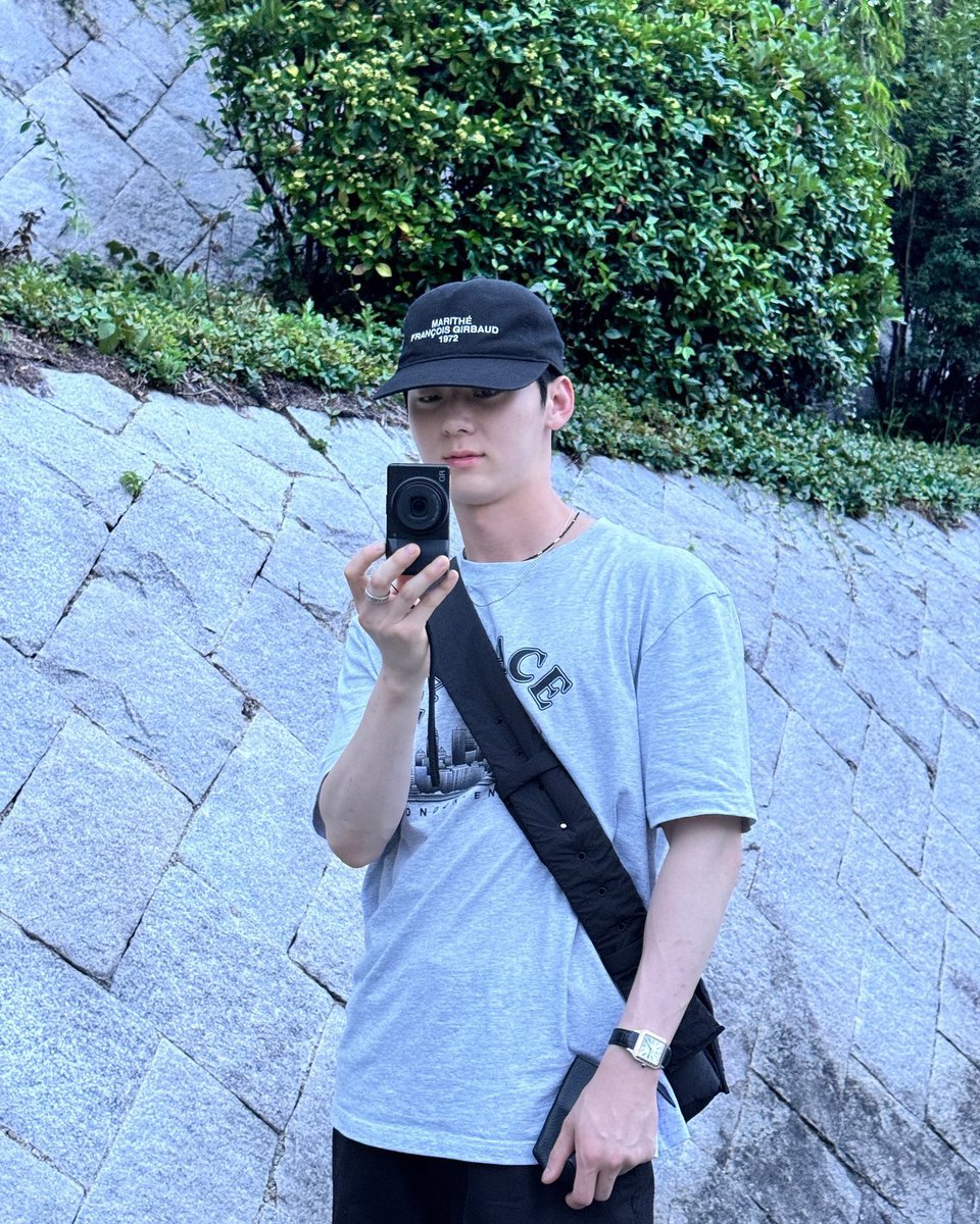dkrkflo's tweet photo. 아니그니까 이 목격한사람이 쓴것도봐바 군대간사람이 해외에있다는게 일반인의상식범주를 벗어난거임  말이안되니까 아그냥잘못봣구나라고 생각하는거임 지금 저공익인데해외갔어염이라고 잘났다고 사진쳐업로드한게 문제라니까? https://t.co/UgRBo404fM