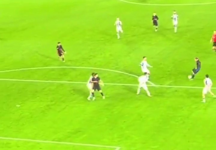 🚨💥 ¡𝗟𝗔 𝗧𝗢𝗠𝗔 𝗤𝗨𝗘 𝗥𝗘𝗧𝗥𝗔𝗧𝗔 𝗔𝗟 𝗦𝗔𝗢𝗧!

▪️ Momento del 𝗣𝗥𝗜𝗠𝗘𝗥 𝗖𝗢𝗡𝗧𝗔𝗖𝗧𝗢 de De Jong con el balón.

❌ El pie de Lewandowski está 𝗣𝗢𝗥 𝗗𝗘𝗧𝗥𝗔𝗦 del pie de Nayef.

🦶🏻 El defensor 𝗡𝗢 está pisando al delantero.