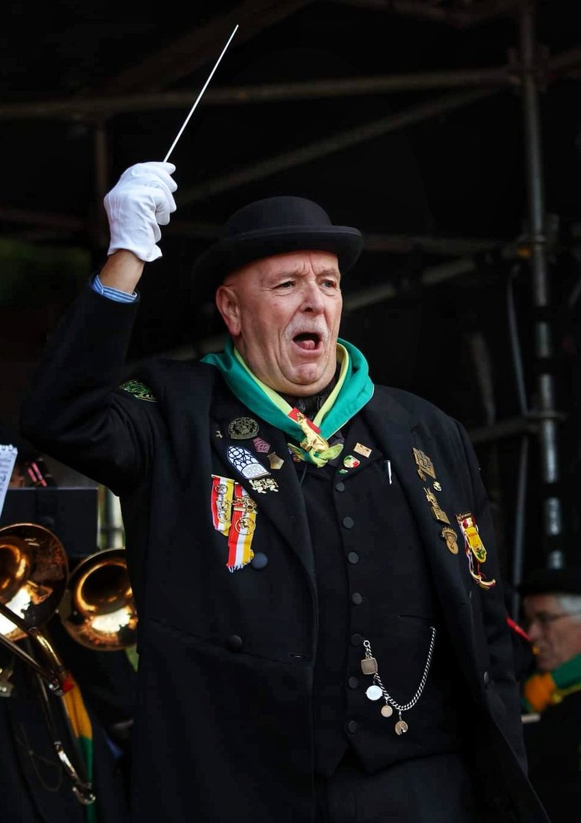 GeraldvZanten's tweet image. Na de wachtrij nog een overeenkomst tussen #oeteldonk en de #efteling #dirigent #dansemacabre