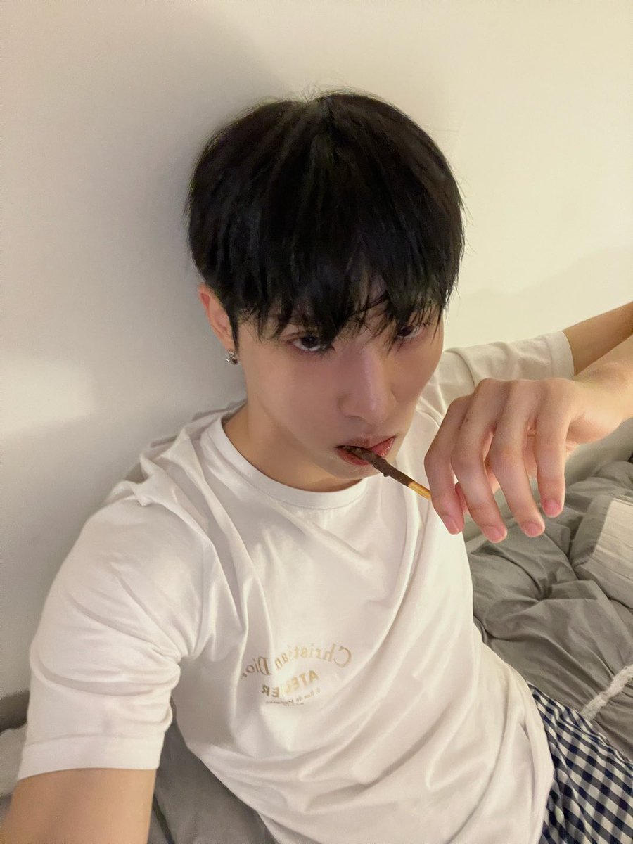 — (𝐀𝗹)ex 🎸 all along (@al3xsing) on Twitter photo 