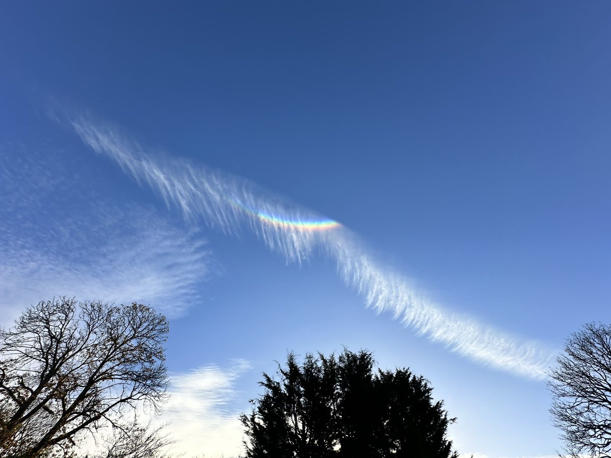 mickfitz99's tweet photo. Circumzenithal arc over Royal Tunbridge Wells right now 🌈 
@StormHour @MeteoredUK @bbcsoutheast https://t.co/uFXeG2nQ1h
