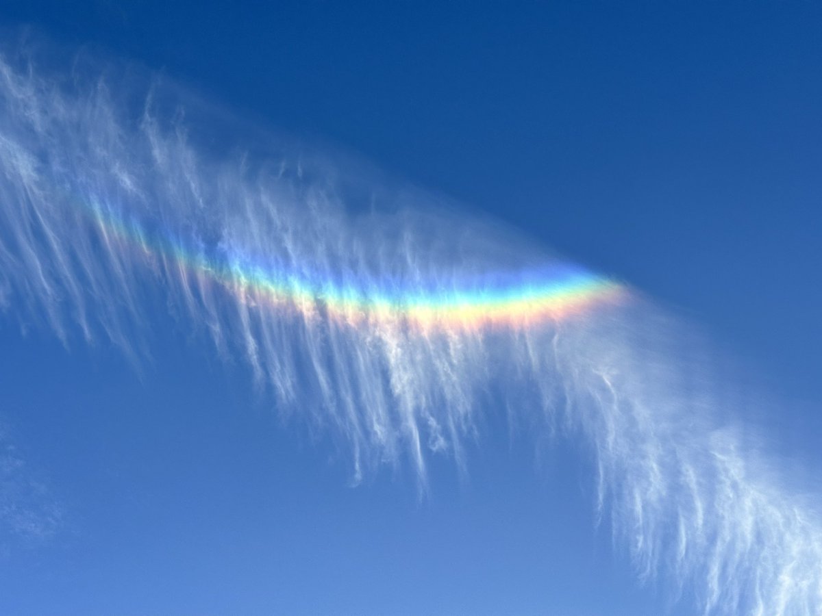 mickfitz99's tweet photo. Circumzenithal arc over Royal Tunbridge Wells right now 🌈 
@StormHour @MeteoredUK @bbcsoutheast https://t.co/uFXeG2nQ1h