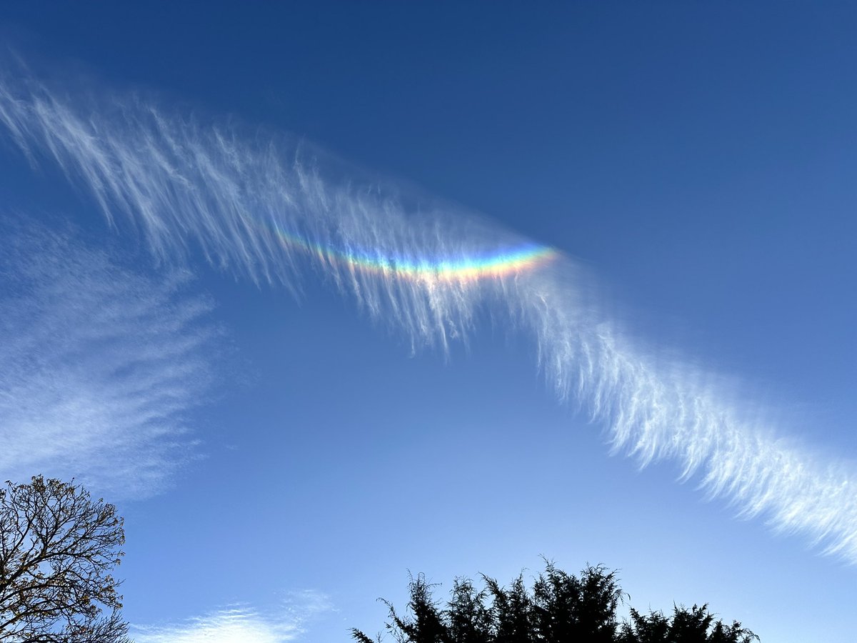 mickfitz99's tweet photo. Circumzenithal arc over Royal Tunbridge Wells right now 🌈 
@StormHour @MeteoredUK @bbcsoutheast https://t.co/uFXeG2nQ1h