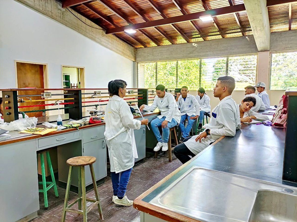 José Vásquez (@josemvasquez) on Twitter photo En nombre del Presidente <a href="/NicolasMaduro/">Nicolás Maduro</a>, entregamos los laboratorios centrales de la <a href="/OficialUnerg/">Unerg Oficial</a> en el municipio Juan Germán Roscio Nieves, para las prácticas científicas de los estudiantes de ocho carreras. ¡Vamos a seguir fortaleciendo la educación universitaria! En nombre del Presidente <a href="/NicolasMaduro/">Nicolás Maduro</a>, entregamos los laboratorios centrales de la <a href="/OficialUnerg/">Unerg Oficial</a> en el municipio Juan Germán Roscio Nieves, para las prácticas científicas de los estudiantes de ocho carreras. ¡Vamos a seguir fortaleciendo la educación universitaria!