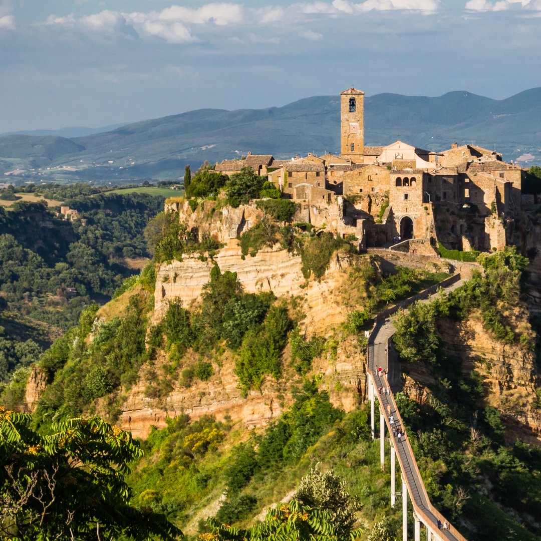 🌫️ Un borgo incantato sospeso tra le nuvole. Civita di Bagnoregio è pura poesia medievale.

📱 Seguici su Instagram per altri contenuti simili ➡️buff.ly/3YmHiHP 

#ontheroad