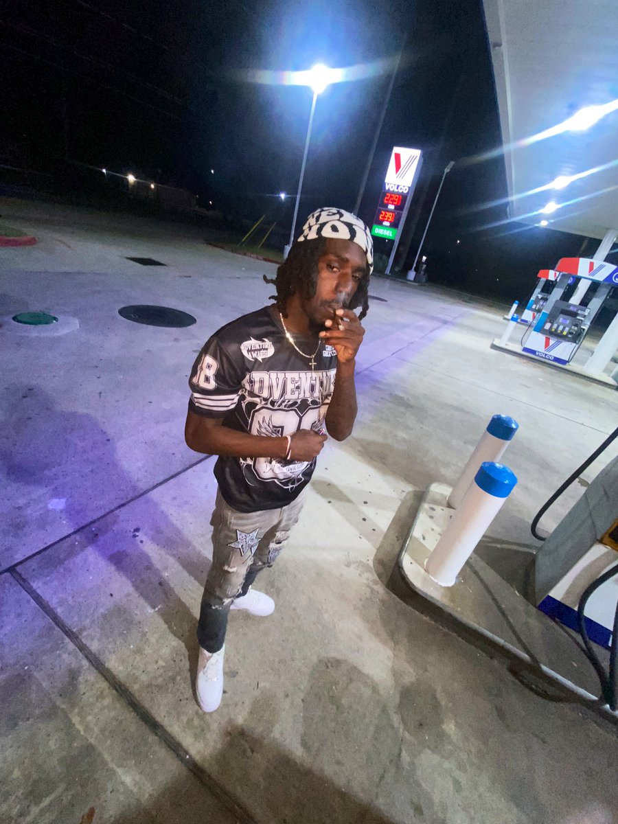 _rudawg's tweet photo. I got homiies  d***  and they left me out here anxious , homies railroaded lost they whole training thinking move round wit dese sticks We’ll turn a clout chaser famous https://t.co/GxlA7F4GAo
