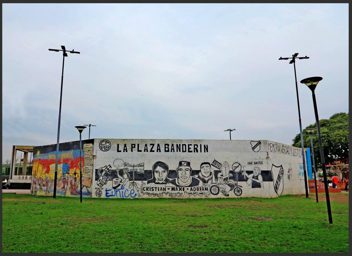 MateoTurne's tweet photo. Hasta hace un rato, en la Plaza Banderin, no solo habia un anfiteatro que le daba vida cultural y social al barrio. Si no que tambien, sobre sus paredes vivian Maxi, Cristian y Adrian, los pibes de Floresta asesinados en el 2001.

(1/2) https://t.co/Mqjnc6Sy8H