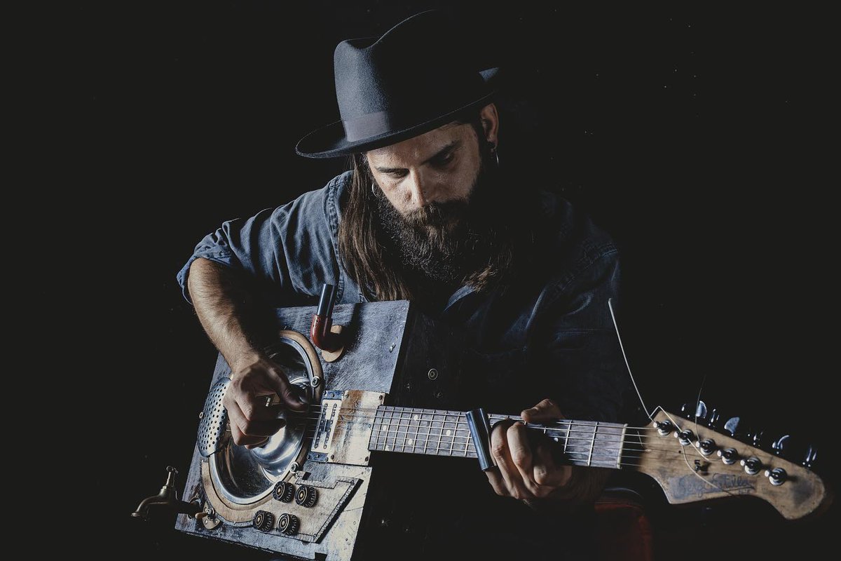 El músic rubinenc <a href="/Sergi_Estella/">Sergi Estella</a> tocarà demà dimarts a <a href="/RazzmatazzClubs/">RazzmatazzClubs</a> dins del cicle #SomValencia, una proposta solidària que ha reunit bona part de la indústria musical per receptar fons per als damnificats per la dana.

▶️radiorubi.cat/news/id/radior…

#Rubicity