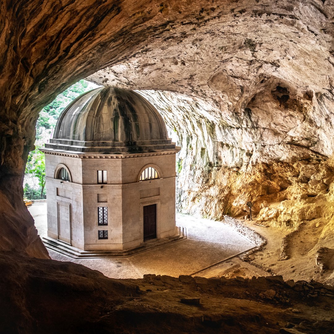🏞️ Incorniciato nella roccia, il Tempio di Valadier è un’oasi di pace e spiritualità. Un luogo che lascia senza fiato.

📱 Seguici su Instagram per altri contenuti simili ➡️buff.ly/3YmHiHP

 #ontheroad
