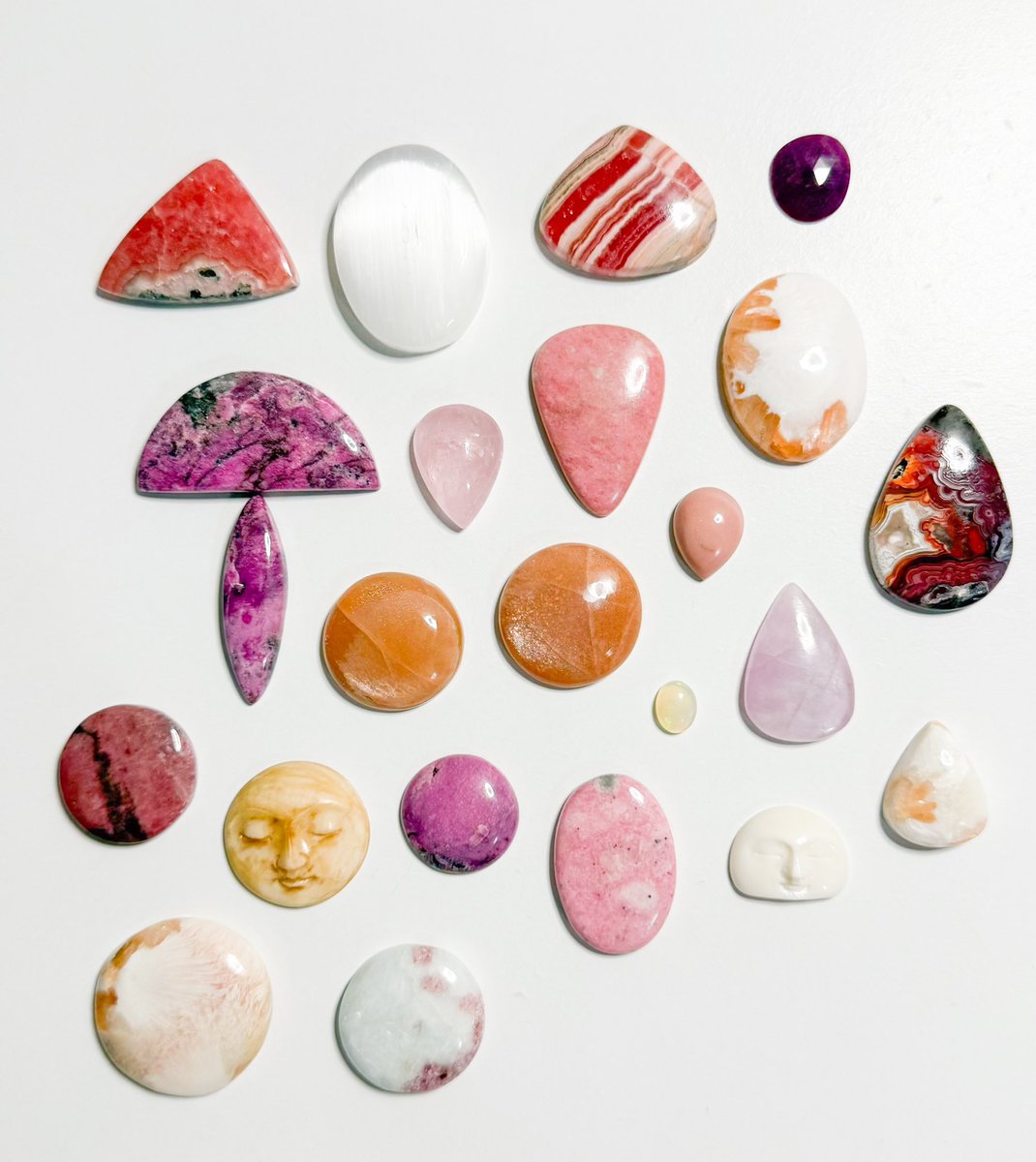 mildhippie's tweet image. the crystals          🍑🕊️🍓          the pendants

“peaches &amp;amp; cream” collection coming Friday November 15th at 8pm eastern time &amp;lt;3