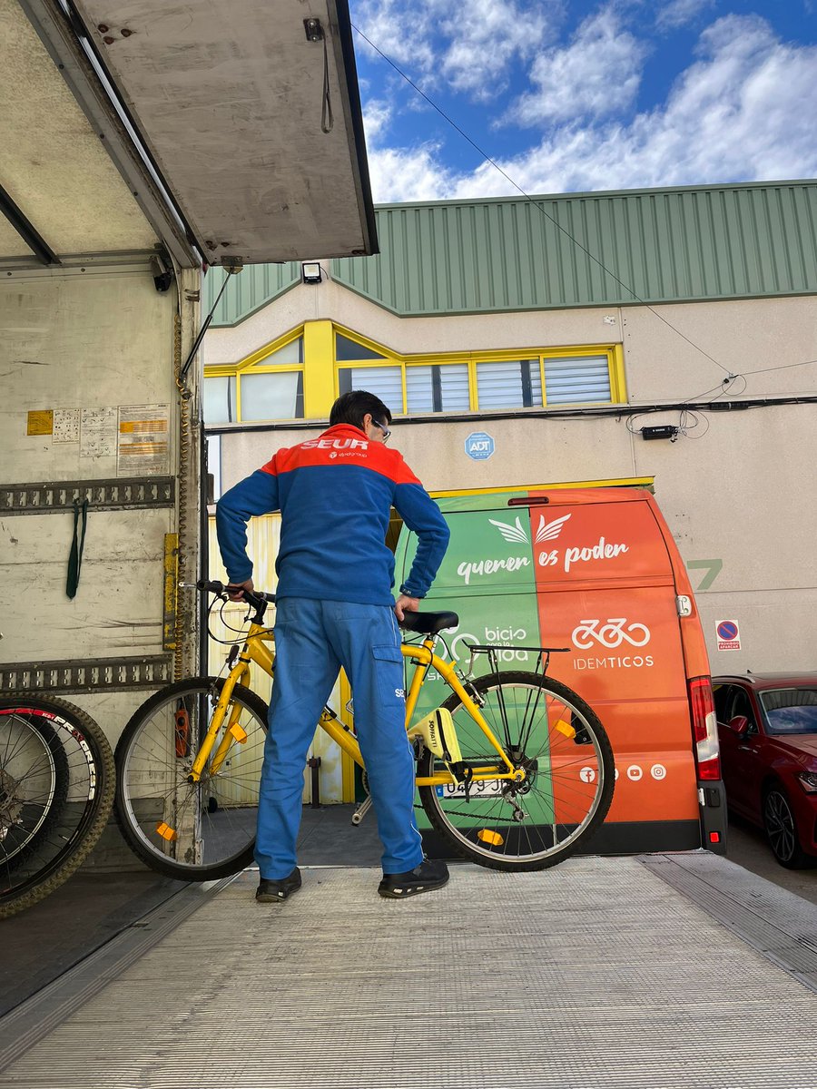 BicisparalaVida's tweet photo. 👋  La de este lunes ha sido una mañana especialmente ajetreada, llena de preparativos ante el viaje que este martes hacemos a tierras valencianas.

💙 Gracias por vuestra solidaridad.

#BicisConUnaSegundaVida 

#sinergias https://t.co/fHOXDoggbr