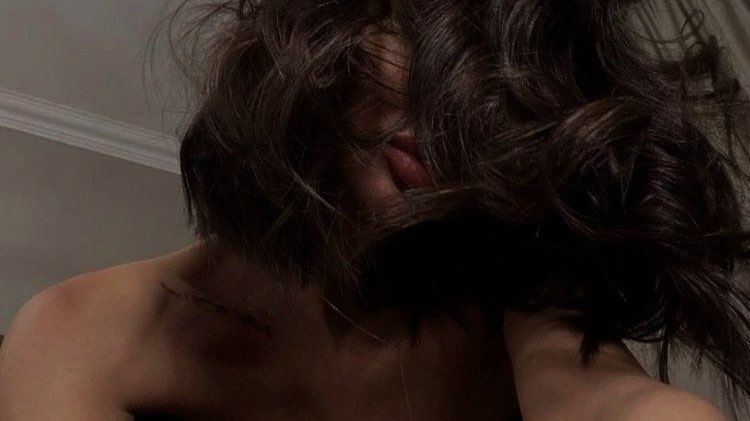 rafefode's tweet photo. all’s fair in love and war, rafe cameron au!

sofia é ardilosa, calculista e muito confiante de si. e esse é um dos motivos pelos quais ela tem certeza de que vincent — seu melhor amigo com quem manteve meses de relacionamento casual — voltaria rastejando assim que percebesse que rachel não era a mulher certa para ele.

mas quando vincent surge com um anel de noivado e rascunhos de votos de casamento, sofia vê seu mundo desmoronar. determinada a não perder o homem que acredita ser seu, ela dedica todas as suas forças para acabar com esse relacionamento antes que seja tarde demais e isso a leva a rafe cameron — melhor amigo de rachel.