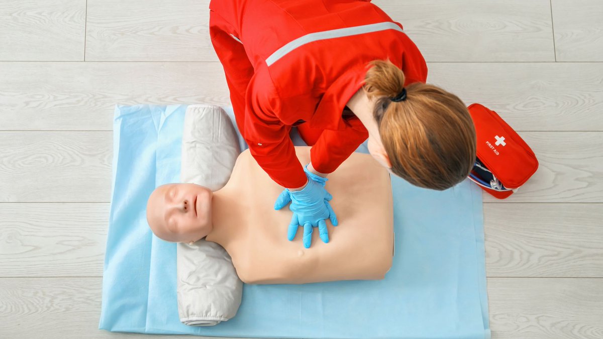 CPRAEDCourses's tweet photo. Q: Who needs a #CPR certification? 

A: Healthcare professionals, teachers, parents, and YOU! 

Learn more - https://t.co/Y1CgHLgsye https://t.co/yEEkB7vmF2