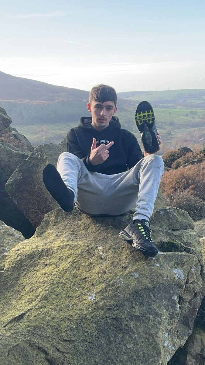 toby_master1's tweet photo. Sat here like the king I am. Whilst you peasants serve from below😂😈

#findom #feet #alpha https://t.co/uO3IGAyDPz