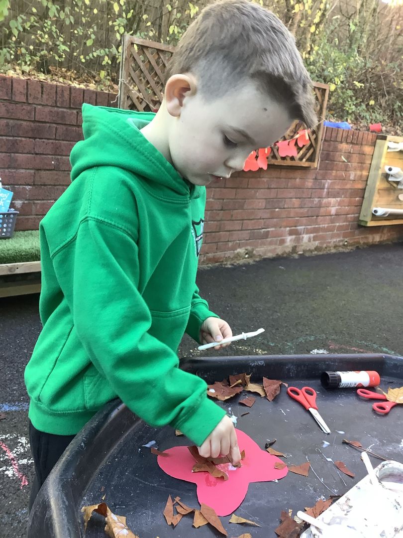 glanhowyprimary's tweet photo. Corn Du have been learning all about the importance of Remembrance Day! We created beautiful poppies in the outdoor area using red leaves and talked about why we wear poppies today! #CornDu #RemembranceDay2024 #DeepThinkingDotty https://t.co/X94OdcG3I3