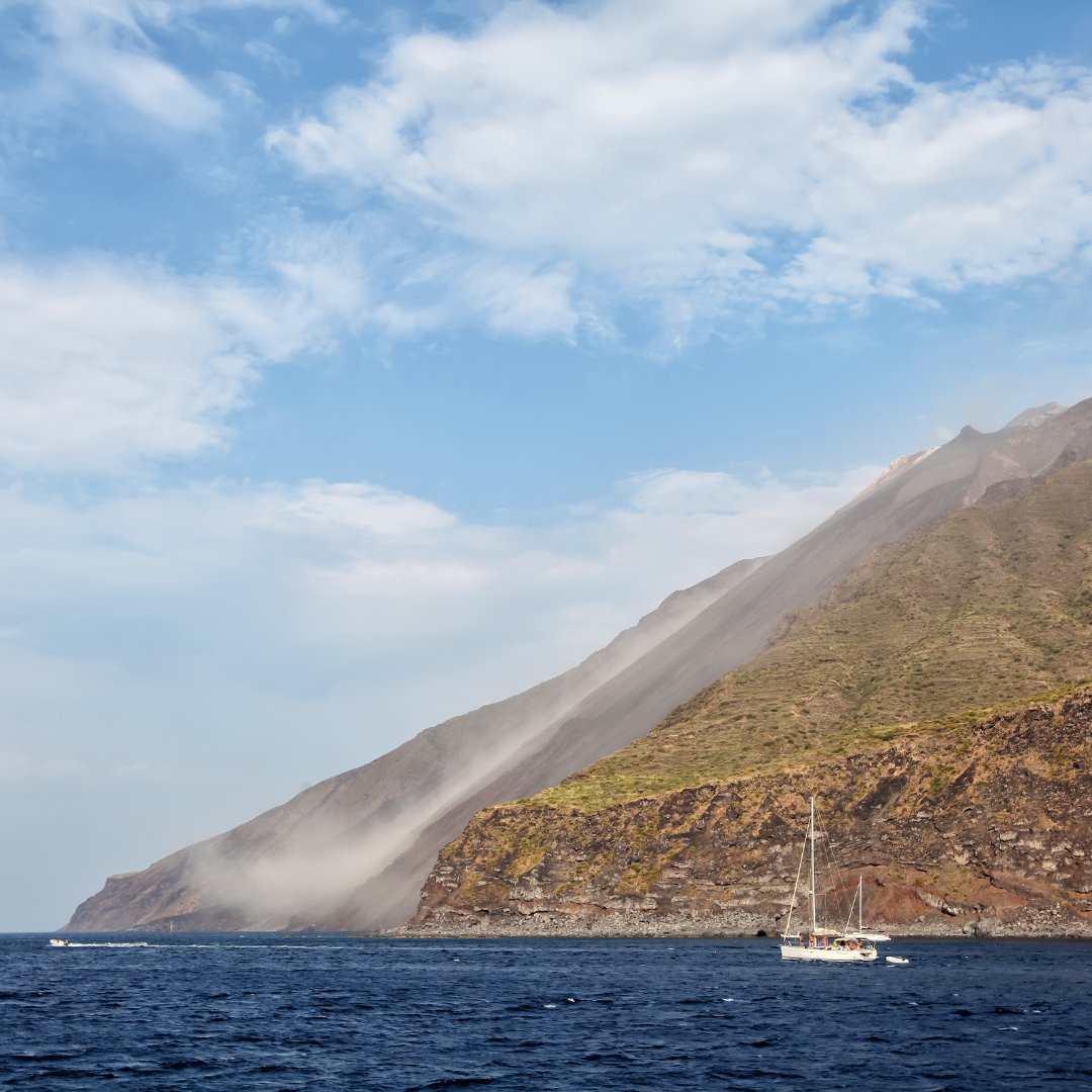 🌋 Stromboli: l’isola vulcanica che non dorme mai. Un spettacolo di natura e forza primordiale.

📱 Seguici su Instagram per altri contenuti simili ➡️ buff.ly/3YmHiHP 

#ontheroad