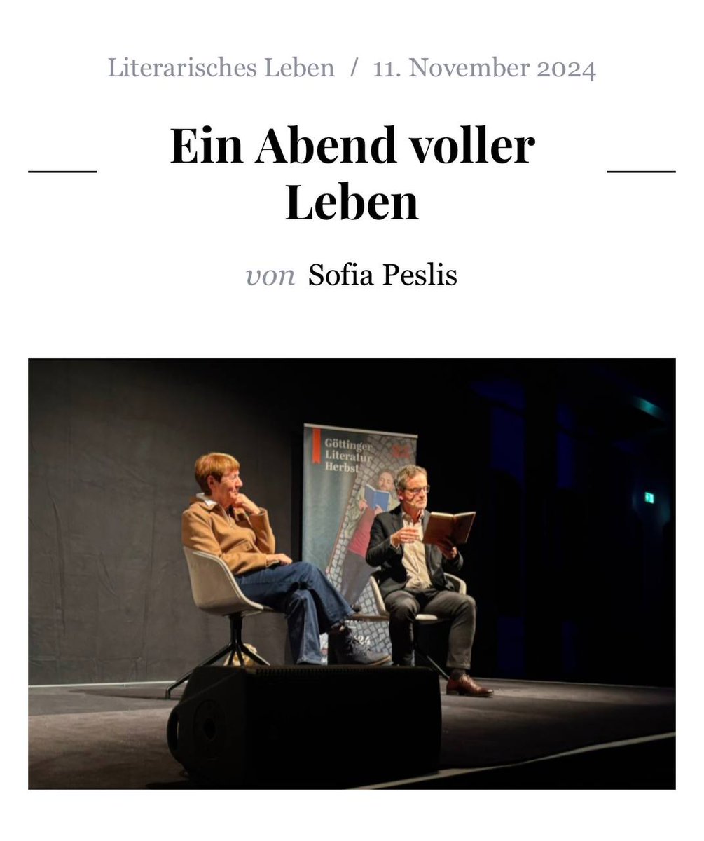 Jörg Hartmann war beim Literaturherbst zu Gast in Göttingen. Er bietet eine einnehmende Bühnenpräsenz und Einblicke in seine Familiengeschichte. Wie der Autor das Publikum in der Sheddachhale begeistert hat, lest ihr in der Besprechung von Sofia Peslis: litlog.de/ein-abend-voll…